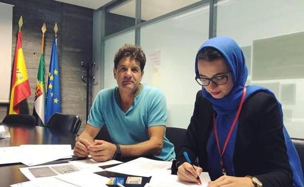 Una de las tres profesoras de Islam firma su contrato 