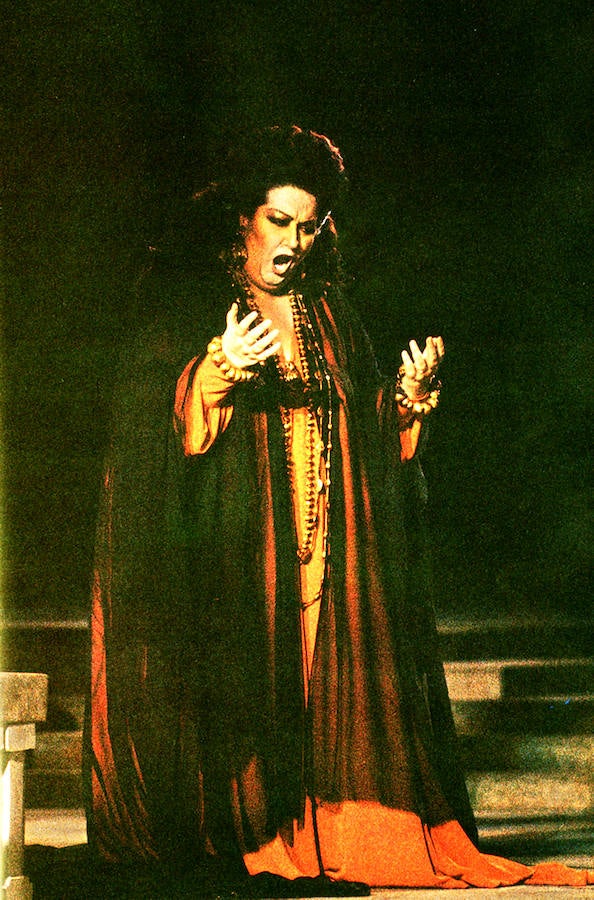 Monserrat Caballé, durante la representación de 'Medea', en 1989. Ese mismo año la gran voz de la lírica y la ópera recibió la Medalla de Extremadura.