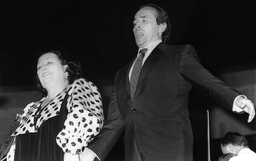 Actuación de Montserrat Caballé y José Carreras en un concierto homenaje al pueblo emeritense y extremeño, en la plaza de toros de Mérida, en 1990, el mismo año que interpretaron la ópera 'Herodiade'.