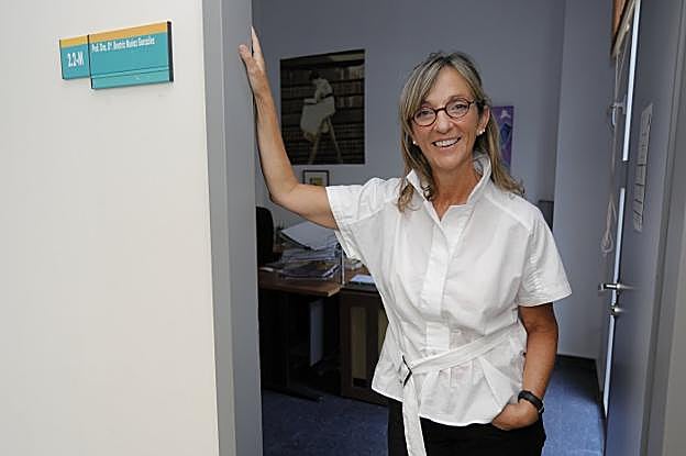 Beatriz Muñoz, en la puerta de su despacho de la facultad de Formación del Profesorado. :: L. CORDERO