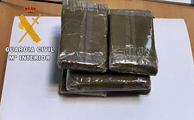 Detenidos dos vecinos de Cáceres con seis tabletas de hachís ocultas en el coche