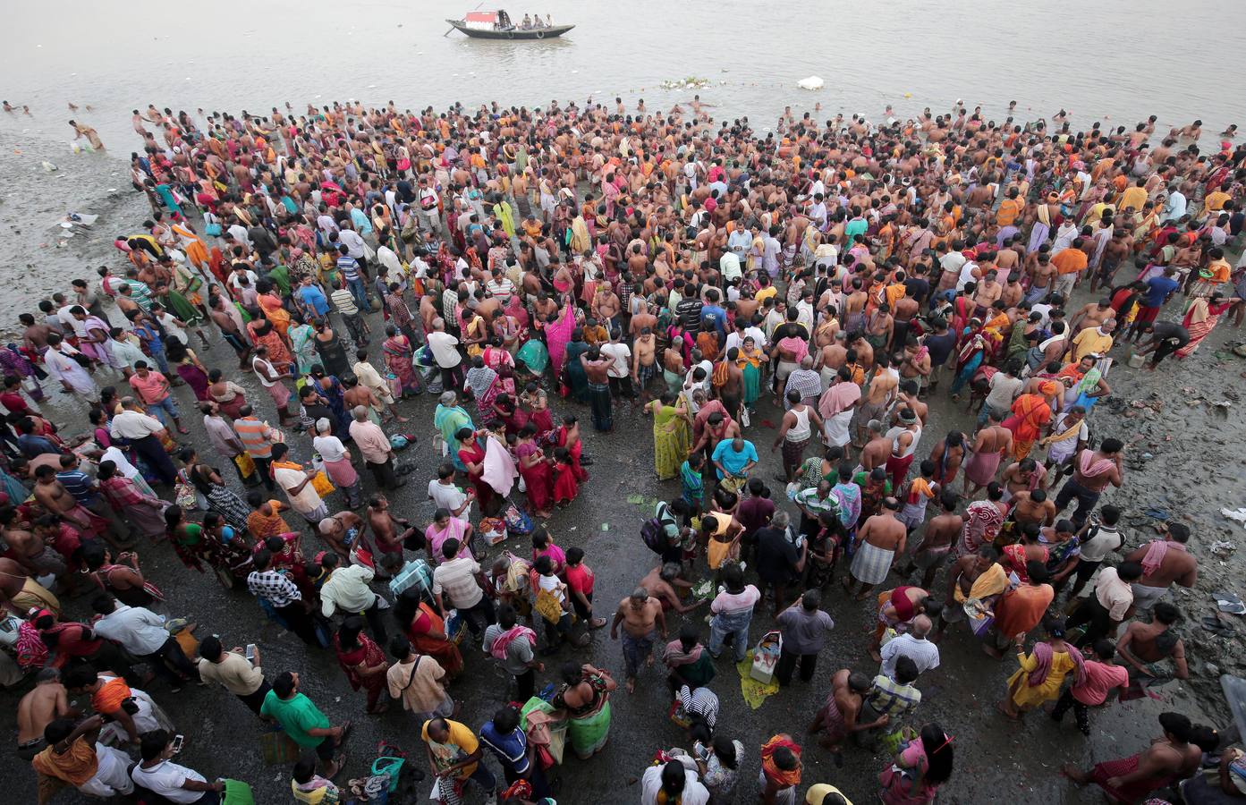 Ritual 'Tarpan' durante las oraciones de Mahalaya en las orillas del río sagrado Ganges en Calcuta, India oriental. Bengalíes de todo el mundo celebrarán el festival del 16 al 19 de octubre, que representa La victoria del bien sobre el mal y la celebración del poder femenino.