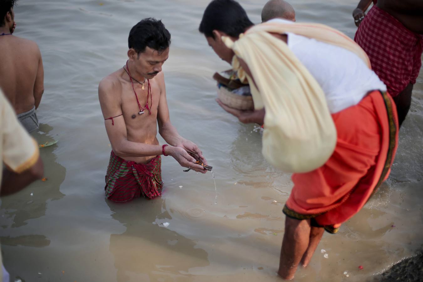 Ritual 'Tarpan' durante las oraciones de Mahalaya en las orillas del río sagrado Ganges en Calcuta, India oriental. Bengalíes de todo el mundo celebrarán el festival del 16 al 19 de octubre, que representa La victoria del bien sobre el mal y la celebración del poder femenino.