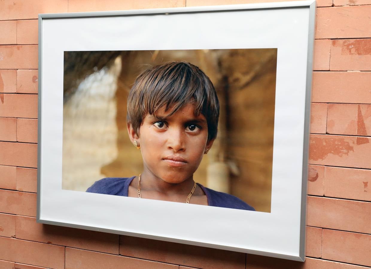 La Fundación Asha-Kiran organiza la exposición fotográfica 'Ojos para ver', compuesta de 81 imágenes que muestran la vida de niños de la India en situación de vulnerabilidad. Una exposición que hace reflexionar acerca de la dura realidad que vive gran parte de la humanidad. Se podrá ver en el Centro Cultural Alcazaba hasta el 14 de octubre.