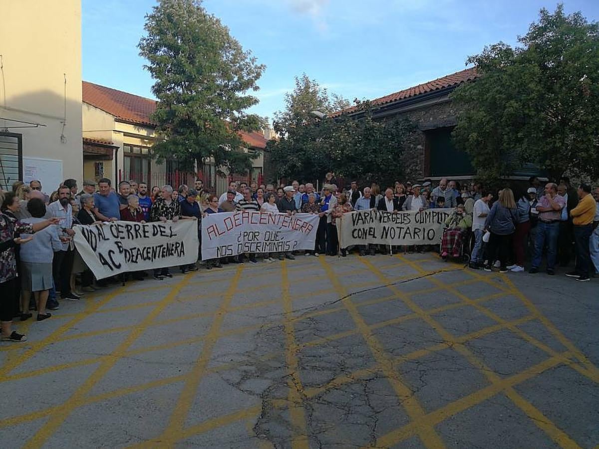 Vecinos de Aldeacentenera se han concentrado hoy en contra del cierre del Punto de Atención Continuada (PAC) de este municipio cacereño, una vez que la Consejería de Sanidad ha anunciado su traslado a la vecina población de Torrecillas de la Tiesa