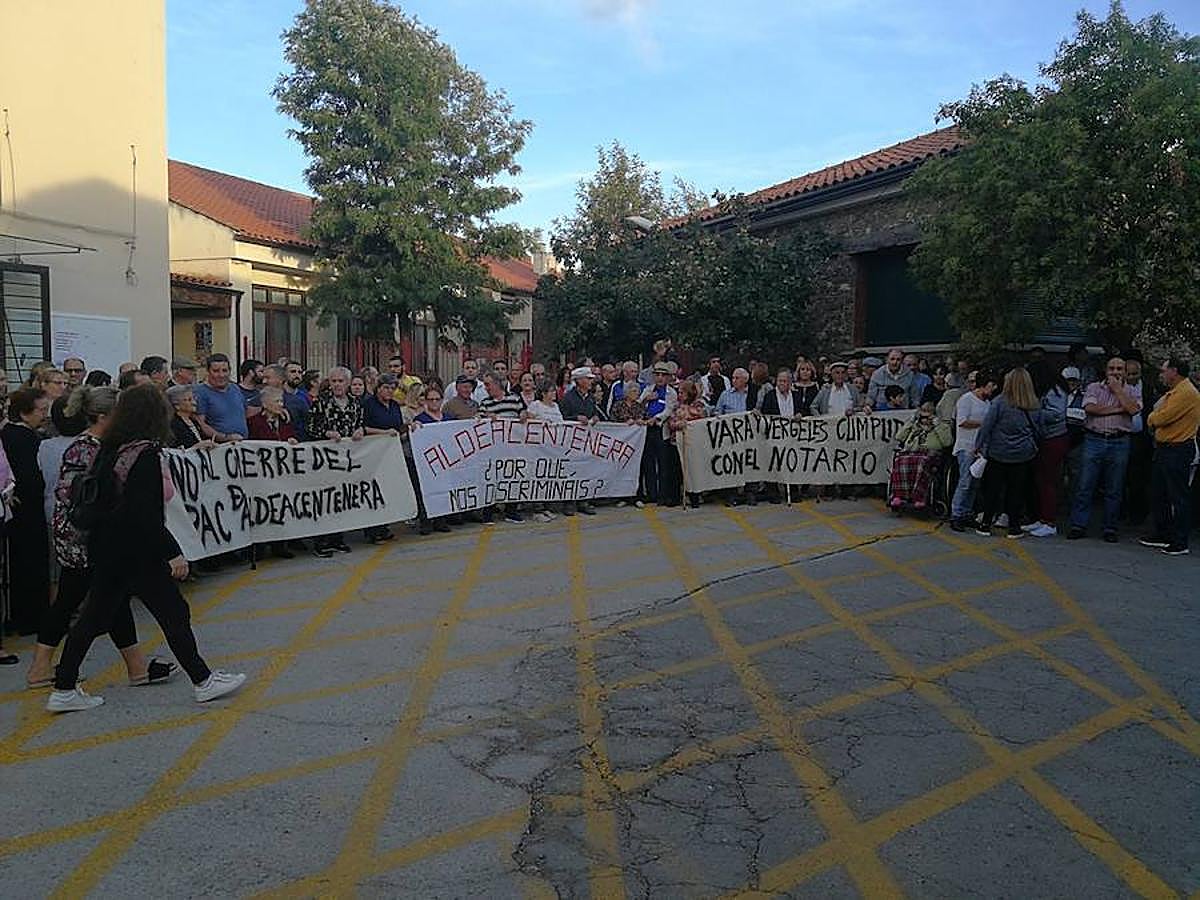 Vecinos de Aldeacentenera se han concentrado hoy en contra del cierre del Punto de Atención Continuada (PAC) de este municipio cacereño, una vez que la Consejería de Sanidad ha anunciado su traslado a la vecina población de Torrecillas de la Tiesa