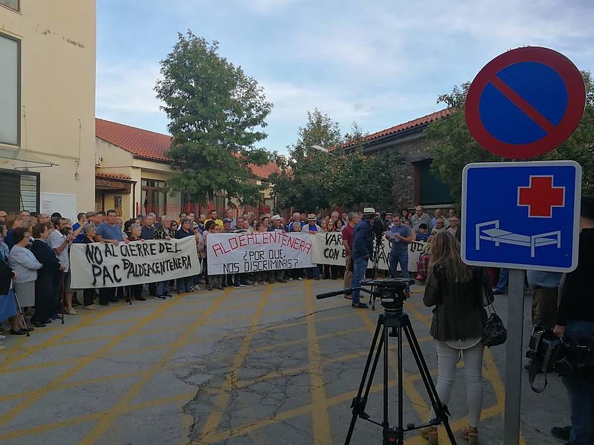 Vecinos de Aldeacentenera se han concentrado hoy en contra del cierre del Punto de Atención Continuada (PAC) de este municipio cacereño, una vez que la Consejería de Sanidad ha anunciado su traslado a la vecina población de Torrecillas de la Tiesa