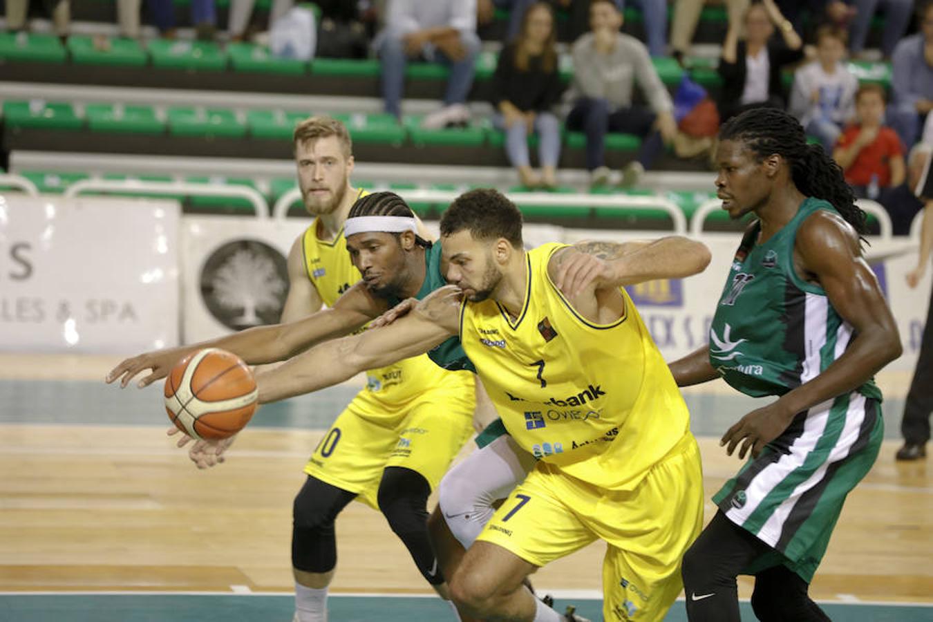 Los asturianos, tocados por una varita mágica en el tiro de tres, no dieron opciones a un Cáceres castigado por fallos en defensa y ataque