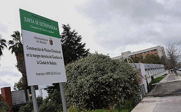 Cartel anunciador de la piscina de la margen derecha.