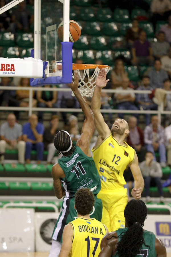 Los asturianos, tocados por una varita mágica en el tiro de tres, no dieron opciones a un Cáceres castigado por fallos en defensa y ataque