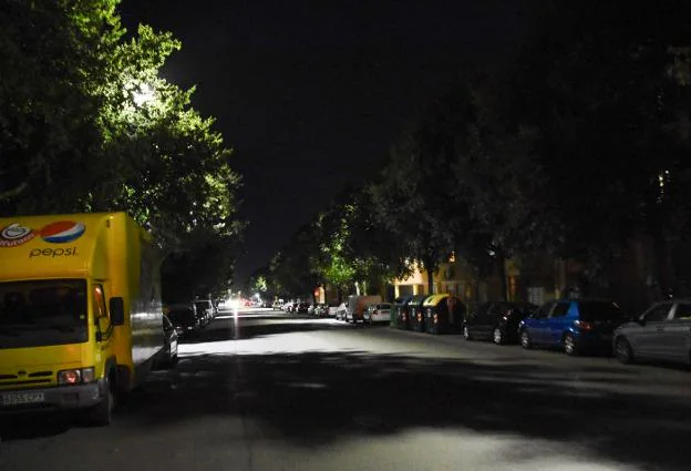 La avenida Manuel Rojas Torres ha quedado poco iluminada. :: c. moreno