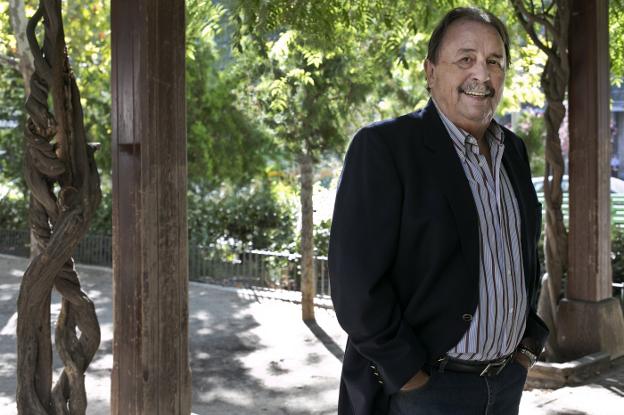 Juan de Dios Román, fotografiado en un parque cercano a su casa de Madrid. 