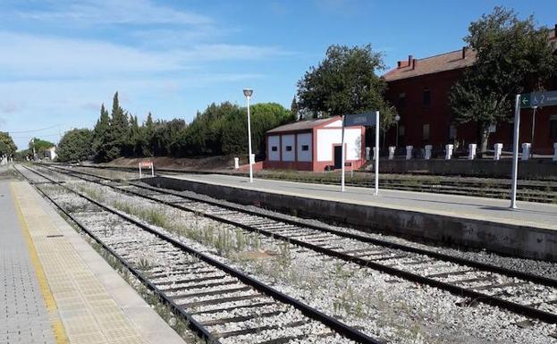 La estación de Llerena vacía. Los usuarios esperaban a que llegase el tren, aunque finalmente han sido trasladados en bus.