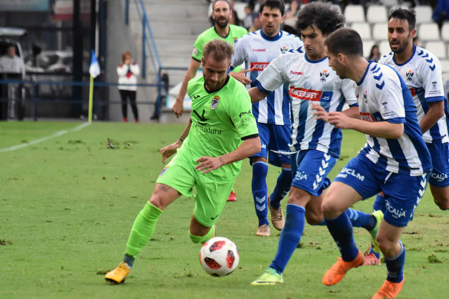 Eneko Zabaleta perseguido por varios jugadores del Talavera. :: OPTA 