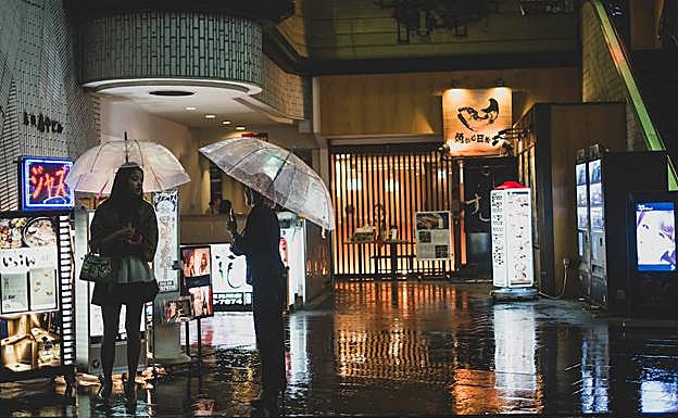Dos jóvenes conversan en el barrio de Akasaka. 