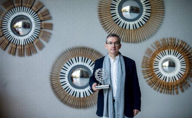 El escritor valenciano Santiago Posteguillo, posa para los medios de comunicación tras proclamarse ayer ganador de la 67 edición del Premio Planeta.