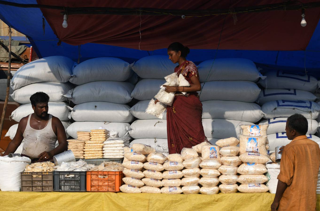 Los vendedores indios organizan calabazas pintadas para parecerse a demonios durante el festival de Durga Puja en un mercado mayorista de flores en Chennai. El festival de cinco días de Durga Puja, que conmemora el asesinato del demonio rey Mahishasur por la diosa Durga, señala El triunfo del bien sobre el mal.