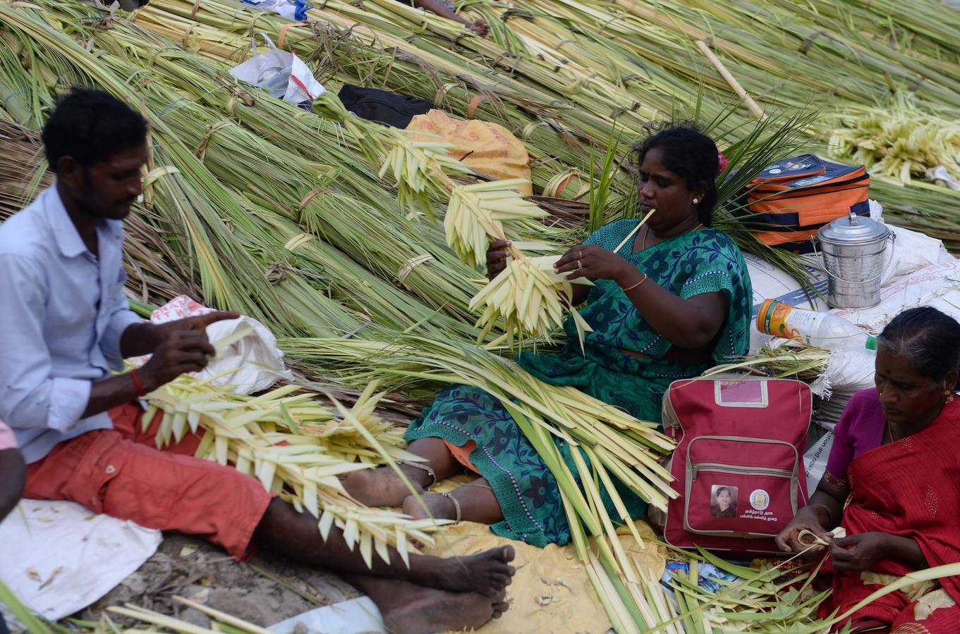 Los vendedores indios organizan calabazas pintadas para parecerse a demonios durante el festival de Durga Puja en un mercado mayorista de flores en Chennai. El festival de cinco días de Durga Puja, que conmemora el asesinato del demonio rey Mahishasur por la diosa Durga, señala El triunfo del bien sobre el mal.