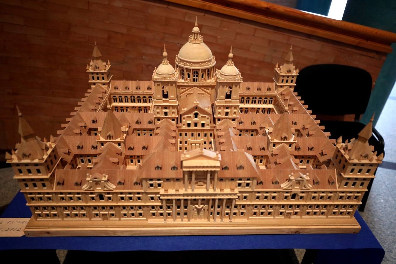 Francisco Vicente Collado, profesor ya jubilado, natural de Casas del Castañar aunque vecino, expone en el Centro Cultural Alcazaba hasta el 8 de noviembre una selección de 28 maquetas en madera de monumentos del mundo, desde el Taj Mahal de la India al puente de Londres, pasando por San Basilio de Moscú o la Giralda de Sevilla.