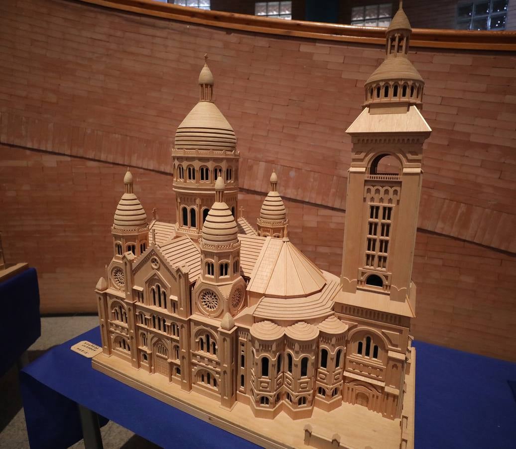 Francisco Vicente Collado, profesor ya jubilado, natural de Casas del Castañar aunque vecino, expone en el Centro Cultural Alcazaba hasta el 8 de noviembre una selección de 28 maquetas en madera de monumentos del mundo, desde el Taj Mahal de la India al puente de Londres, pasando por San Basilio de Moscú o la Giralda de Sevilla.