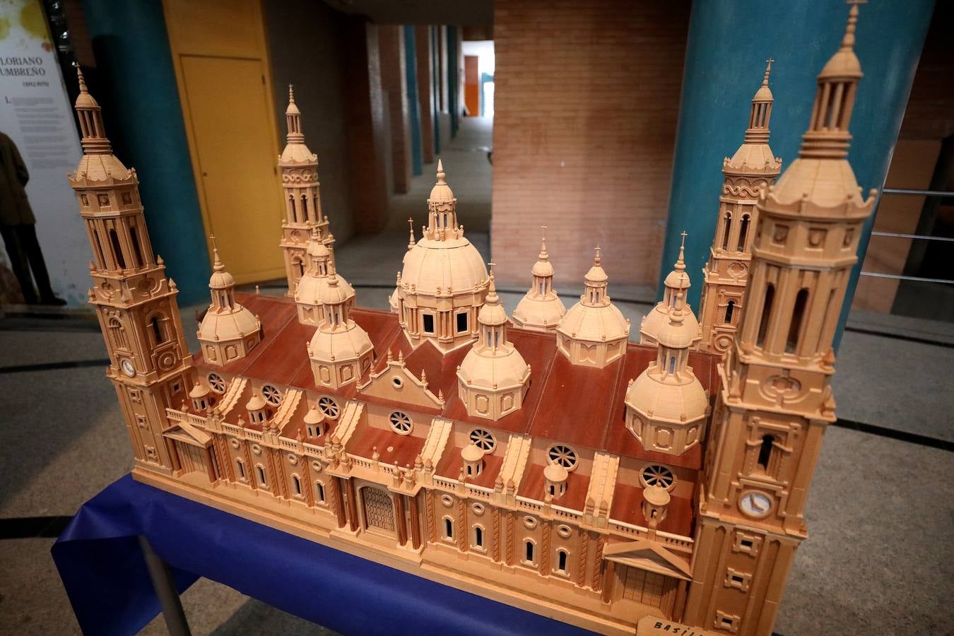Francisco Vicente Collado, profesor ya jubilado, natural de Casas del Castañar aunque vecino, expone en el Centro Cultural Alcazaba hasta el 8 de noviembre una selección de 28 maquetas en madera de monumentos del mundo, desde el Taj Mahal de la India al puente de Londres, pasando por San Basilio de Moscú o la Giralda de Sevilla.