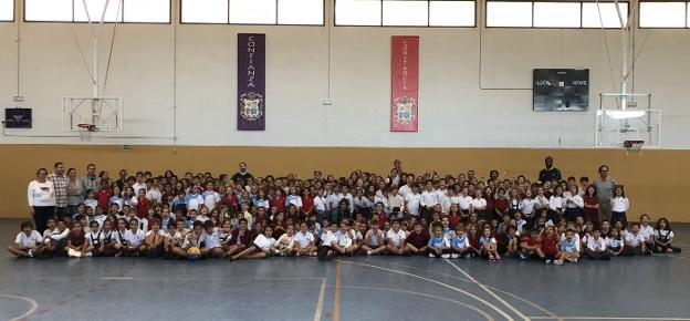 Los jugadores del Cáceres en el colegio San Antonio. 