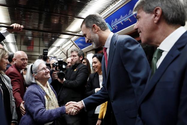 Una viajera saluda al Rey en el vagón del metro de Madrid. : efe