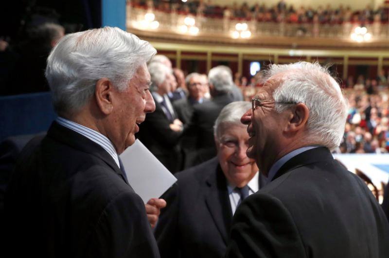 El ministro de Asuntos Exteriores, Josep Borrell (d), y el premio Nobel de Literatura Mario Vargas Llosa (i) en la ceremonia de entrega de la 38º edición de los Premios Princesa de Asturias