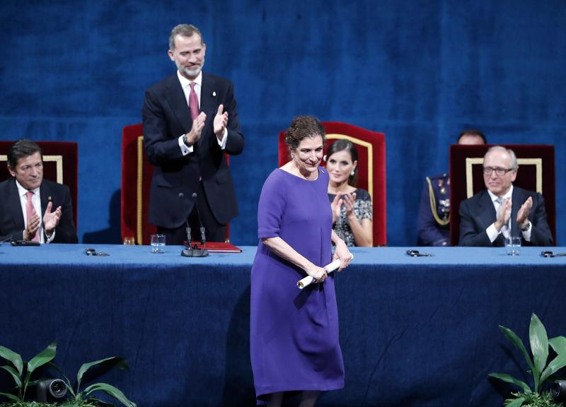 Don Felipe y doña Letizia presiden el acto en el teatro Campoamor de Oviedo, con el mismo esquema y con la única ausencia de Fred Vargas.