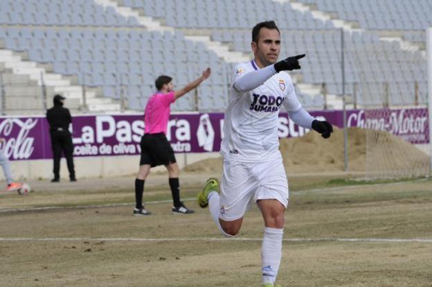 Migue Montes celebra un gol del Jaén en La Victoria jienense. :: hoy