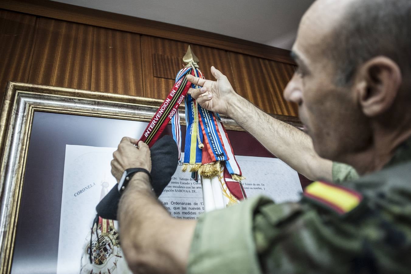 El Regimiento Saboya tiene su sede en la Base de Bótoa (Badajoz) desde 1991 está entre las más antiguas del mundo y el mapamundi de la sala principal da fe de los puntos donde ha batallado. Hay chinchetas repartidas por todos los continentes entre el siglo XVI y el XXI. El Saboya se creó el seis de noviembre de 1537 en Italia, en el ducado de Saboya, para proteger la ruta de suministro hacia Flandes desde la Península Ibérica. Pocos regimientos del ejército español tiene en su hoja de servicio la batalla de Bailén, en la que se derrotó por primera vez a Napoleón, las Guerras Carlistas, las campañas de África, la de Cuba o en el protectorado africano. 