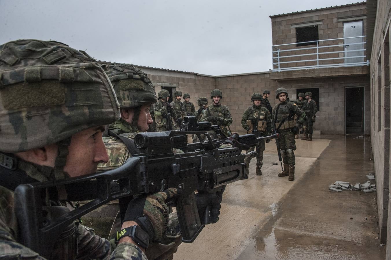 El Regimiento Saboya tiene su sede en la Base de Bótoa (Badajoz) desde 1991 está entre las más antiguas del mundo y el mapamundi de la sala principal da fe de los puntos donde ha batallado. Hay chinchetas repartidas por todos los continentes entre el siglo XVI y el XXI. El Saboya se creó el seis de noviembre de 1537 en Italia, en el ducado de Saboya, para proteger la ruta de suministro hacia Flandes desde la Península Ibérica. Pocos regimientos del ejército español tiene en su hoja de servicio la batalla de Bailén, en la que se derrotó por primera vez a Napoleón, las Guerras Carlistas, las campañas de África, la de Cuba o en el protectorado africano. 