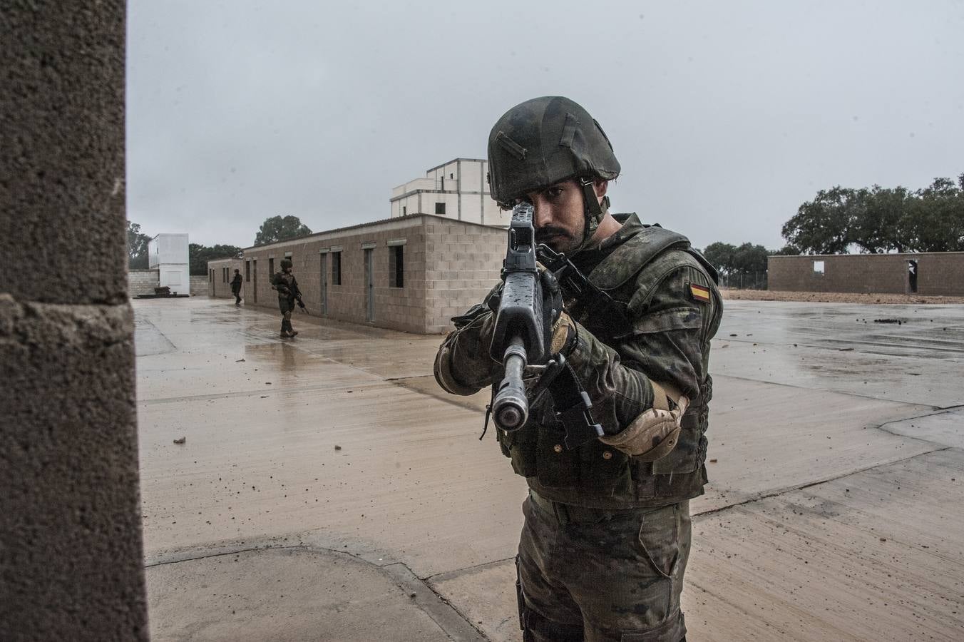 El Regimiento Saboya tiene su sede en la Base de Bótoa (Badajoz) desde 1991 está entre las más antiguas del mundo y el mapamundi de la sala principal da fe de los puntos donde ha batallado. Hay chinchetas repartidas por todos los continentes entre el siglo XVI y el XXI. El Saboya se creó el seis de noviembre de 1537 en Italia, en el ducado de Saboya, para proteger la ruta de suministro hacia Flandes desde la Península Ibérica. Pocos regimientos del ejército español tiene en su hoja de servicio la batalla de Bailén, en la que se derrotó por primera vez a Napoleón, las Guerras Carlistas, las campañas de África, la de Cuba o en el protectorado africano. 