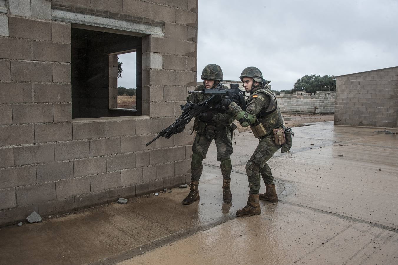 El Regimiento Saboya tiene su sede en la Base de Bótoa (Badajoz) desde 1991 está entre las más antiguas del mundo y el mapamundi de la sala principal da fe de los puntos donde ha batallado. Hay chinchetas repartidas por todos los continentes entre el siglo XVI y el XXI. El Saboya se creó el seis de noviembre de 1537 en Italia, en el ducado de Saboya, para proteger la ruta de suministro hacia Flandes desde la Península Ibérica. Pocos regimientos del ejército español tiene en su hoja de servicio la batalla de Bailén, en la que se derrotó por primera vez a Napoleón, las Guerras Carlistas, las campañas de África, la de Cuba o en el protectorado africano. 