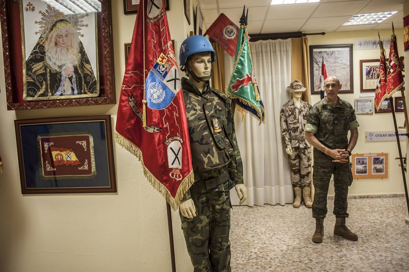 El Regimiento Saboya tiene su sede en la Base de Bótoa (Badajoz) desde 1991 está entre las más antiguas del mundo y el mapamundi de la sala principal da fe de los puntos donde ha batallado. Hay chinchetas repartidas por todos los continentes entre el siglo XVI y el XXI. El Saboya se creó el seis de noviembre de 1537 en Italia, en el ducado de Saboya, para proteger la ruta de suministro hacia Flandes desde la Península Ibérica. Pocos regimientos del ejército español tiene en su hoja de servicio la batalla de Bailén, en la que se derrotó por primera vez a Napoleón, las Guerras Carlistas, las campañas de África, la de Cuba o en el protectorado africano. 