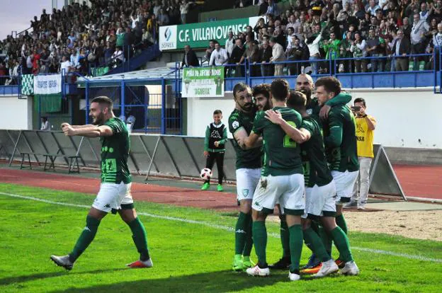 Los jugadores del Villanovense celebran el gol de Carlos Selfa que daba el primer triunfo en Liga. :: e. domeque