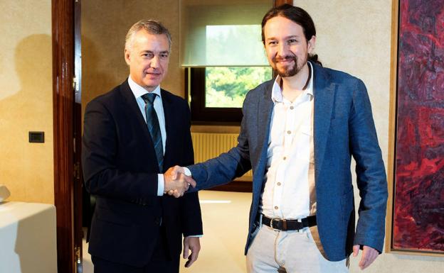 Iglesias y Urkullu se saludan este lunes antes de la reunión que mantuvieron en la Presidencia del Gobierno vasco.