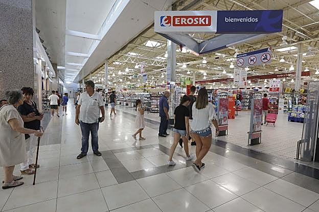 Clientes de compras en el hipermercado Eroski. :: hoy