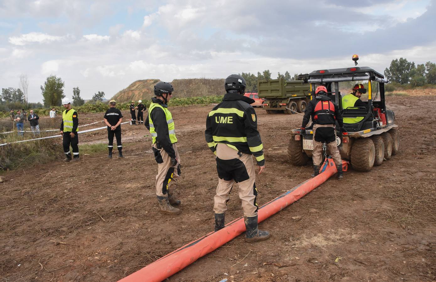 La Unidad Militar de Emergencia continúa con los trabajos de retirada de camalote a la altura de la desembocadura del río Gévora