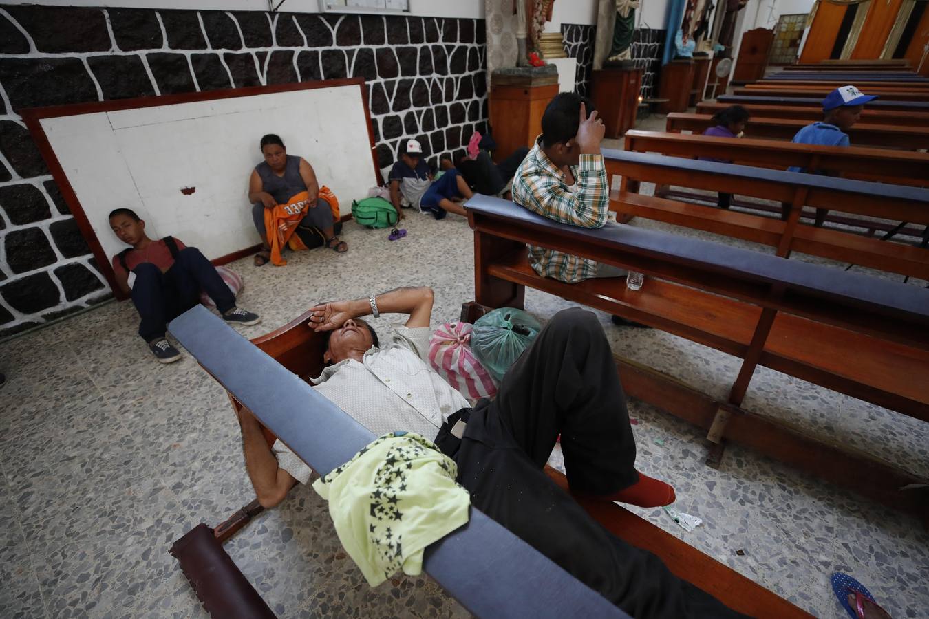 Migrantes hondureños descansan en la población de Huxtla, en el estado de Chiapas (México). Más de 7.000 personas forman parte de la caravana de migrantes centroamericanos que avanza rumbo a Estados Unidos, según una estimación ofrecida por Naciones Unidas. «En este momento, se estima que la caravana incluye a 7.233 personas, muchas de las cuales tienen intención de continuar marchando hacia el norte», dijo el portavoz Farhan Haq durante la conferencia de prensa diaria de la ONU.