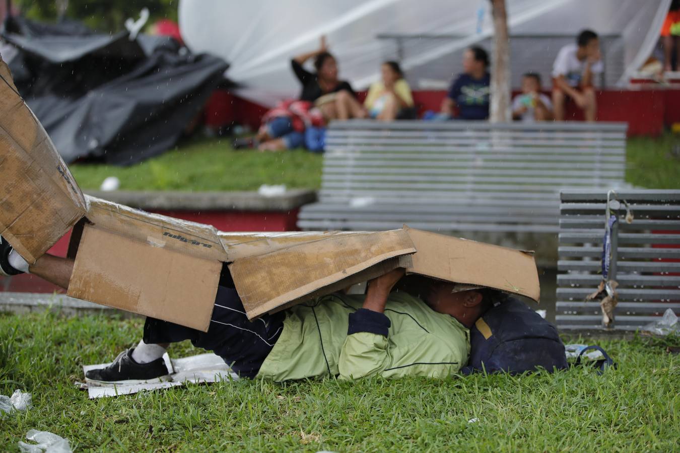 Migrantes hondureños descansan en la población de Huxtla, en el estado de Chiapas (México). Más de 7.000 personas forman parte de la caravana de migrantes centroamericanos que avanza rumbo a Estados Unidos, según una estimación ofrecida por Naciones Unidas. «En este momento, se estima que la caravana incluye a 7.233 personas, muchas de las cuales tienen intención de continuar marchando hacia el norte», dijo el portavoz Farhan Haq durante la conferencia de prensa diaria de la ONU.