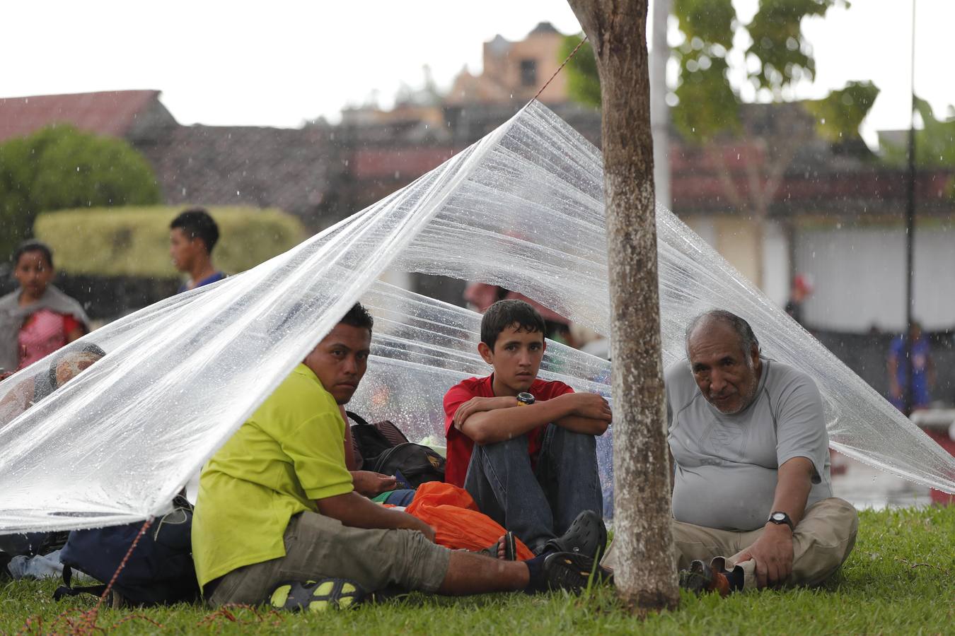 Migrantes hondureños descansan en la población de Huxtla, en el estado de Chiapas (México). Más de 7.000 personas forman parte de la caravana de migrantes centroamericanos que avanza rumbo a Estados Unidos, según una estimación ofrecida por Naciones Unidas. «En este momento, se estima que la caravana incluye a 7.233 personas, muchas de las cuales tienen intención de continuar marchando hacia el norte», dijo el portavoz Farhan Haq durante la conferencia de prensa diaria de la ONU.