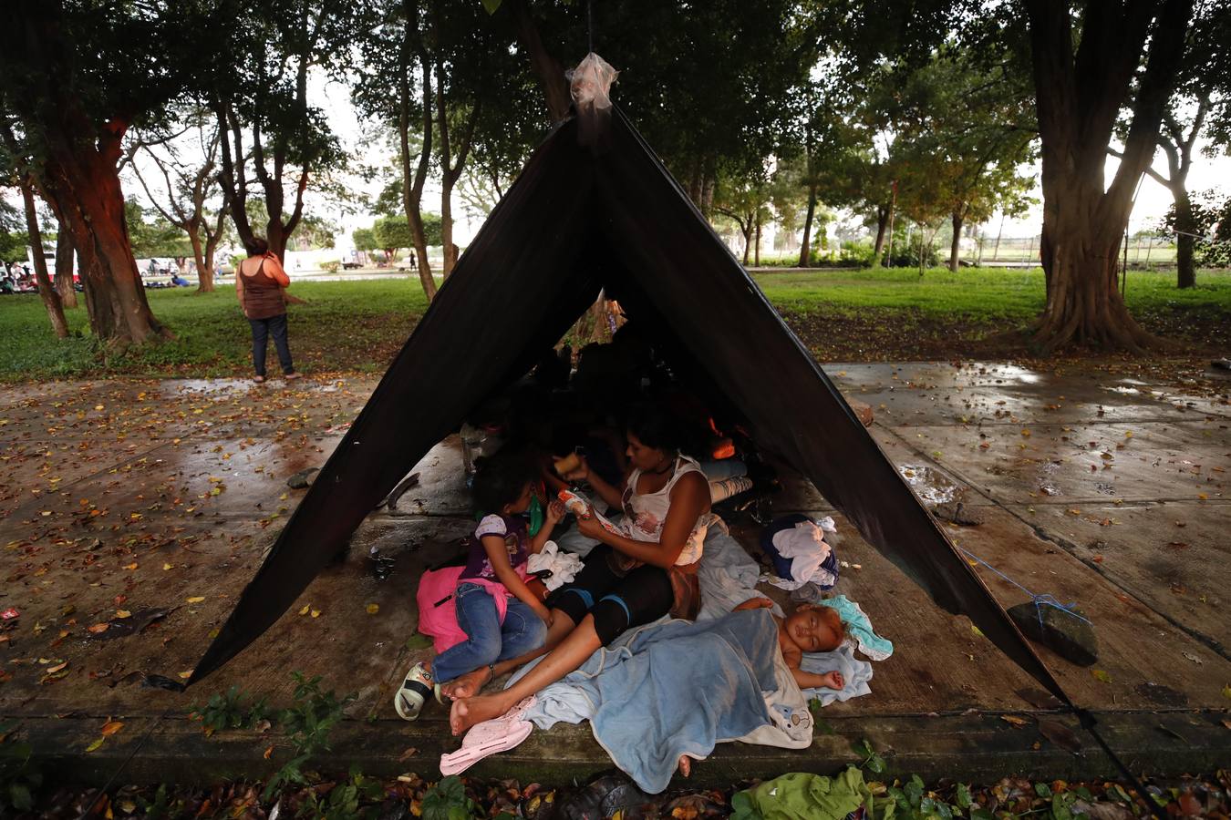 Migrantes hondureños descansan en la población de Huxtla, en el estado de Chiapas (México). Más de 7.000 personas forman parte de la caravana de migrantes centroamericanos que avanza rumbo a Estados Unidos, según una estimación ofrecida por Naciones Unidas. «En este momento, se estima que la caravana incluye a 7.233 personas, muchas de las cuales tienen intención de continuar marchando hacia el norte», dijo el portavoz Farhan Haq durante la conferencia de prensa diaria de la ONU.