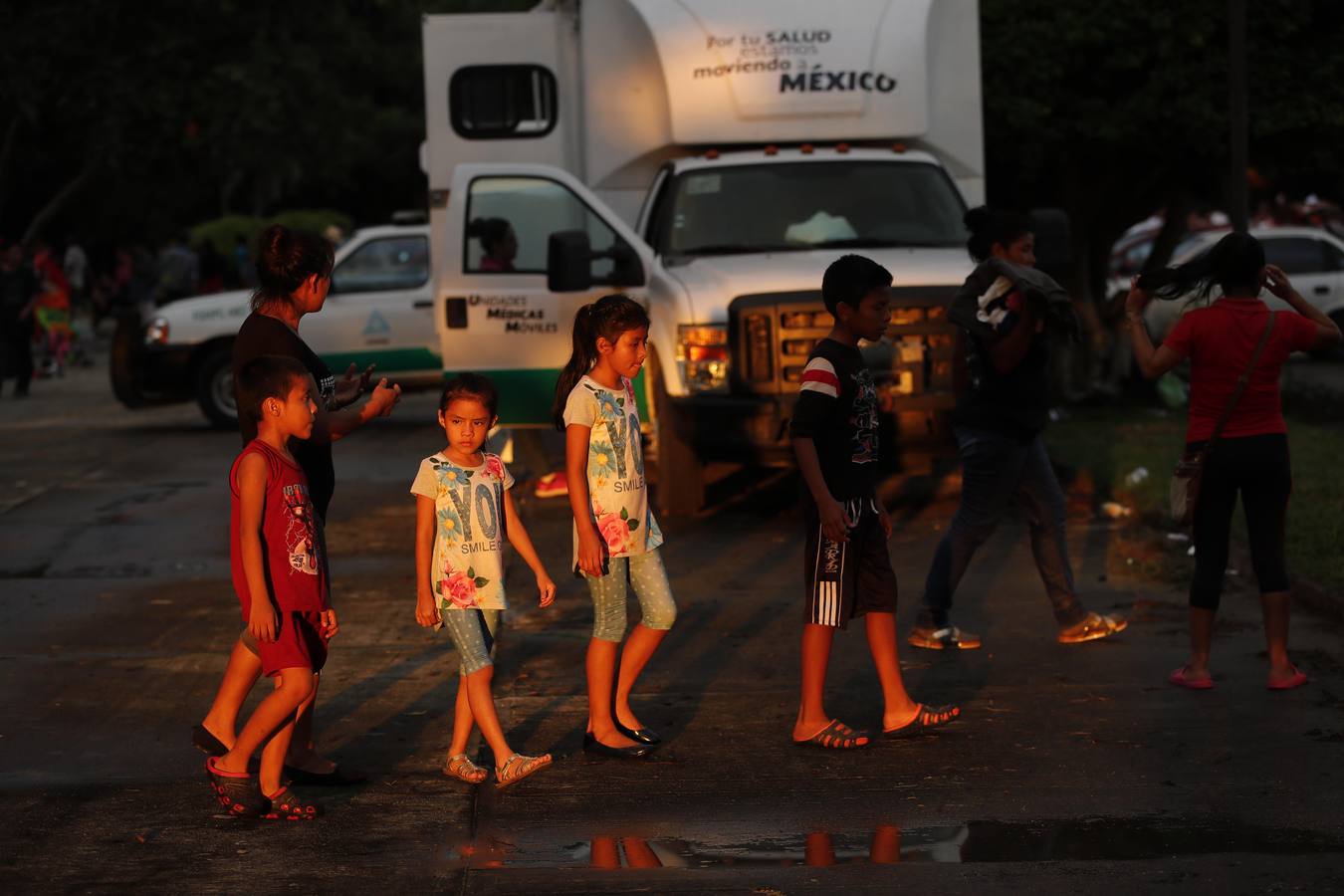 Migrantes hondureños descansan en la población de Huxtla, en el estado de Chiapas (México). Más de 7.000 personas forman parte de la caravana de migrantes centroamericanos que avanza rumbo a Estados Unidos, según una estimación ofrecida por Naciones Unidas. «En este momento, se estima que la caravana incluye a 7.233 personas, muchas de las cuales tienen intención de continuar marchando hacia el norte», dijo el portavoz Farhan Haq durante la conferencia de prensa diaria de la ONU.