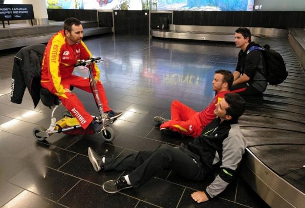 El equipo español en el aeropuerto de Viena. :: hoy / josé manuel ruiz