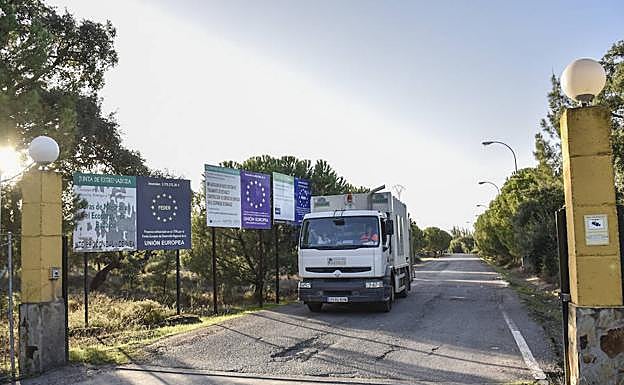 El Ecoparque se ubica en el sitio conocido como La Corchuela, cerca de la carretera de Valverde. 