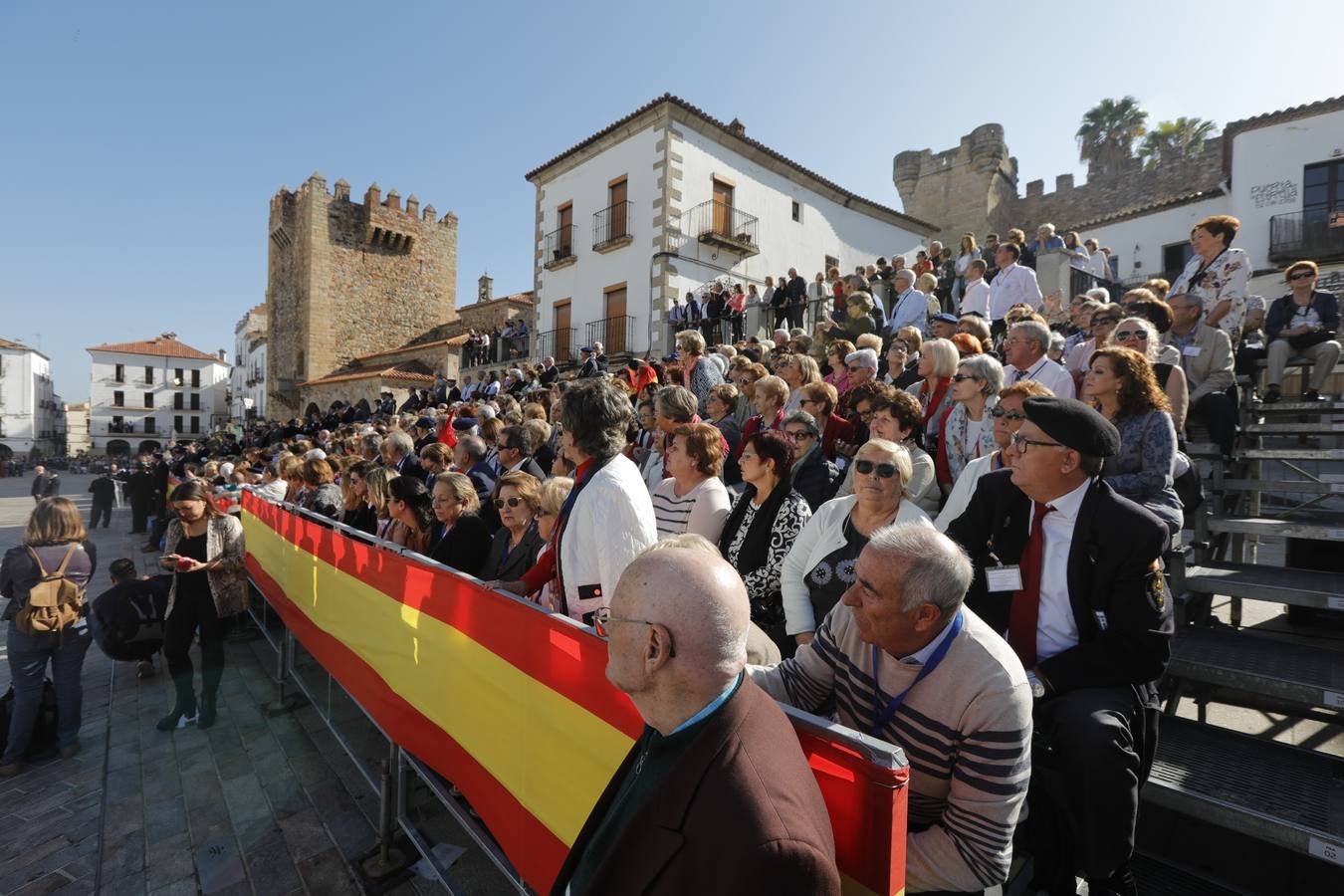 En la Plaza Mayor de Cáceres ha transcurrido el primer desfile fuera de cuarteles de la Hermandad de Veteranos de las Fuerzas Armadas y de la Guardia Civil, que ha congregado a 480 miembros ya jubilados de estos cuerpos de seguridad. El desfile, que ha contado con la presencia del Subsecretario de Defensa, Francisco Javier Varela,además de autoridades locales y regionales.