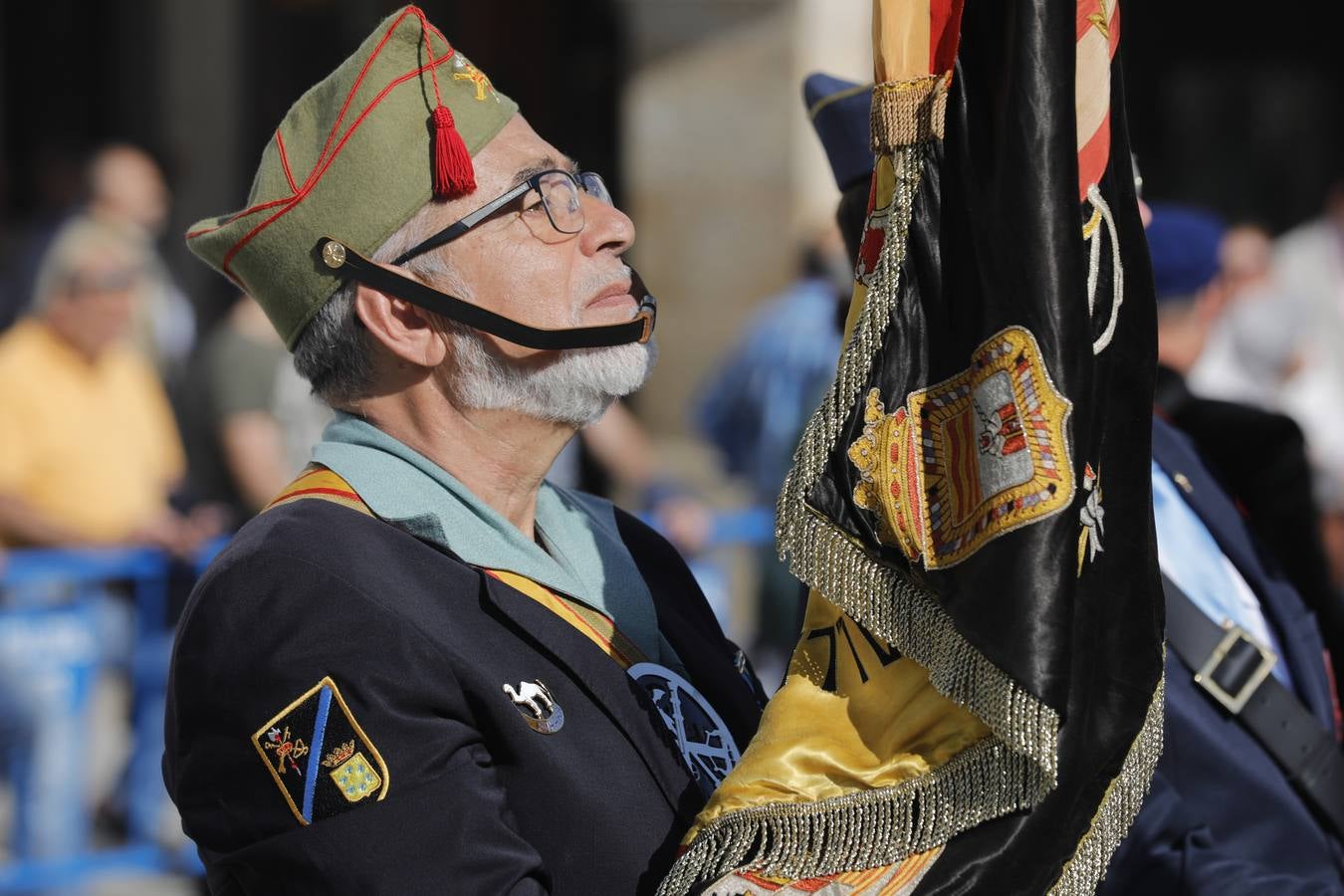 En la Plaza Mayor de Cáceres ha transcurrido el primer desfile fuera de cuarteles de la Hermandad de Veteranos de las Fuerzas Armadas y de la Guardia Civil, que ha congregado a 480 miembros ya jubilados de estos cuerpos de seguridad. El desfile, que ha contado con la presencia del Subsecretario de Defensa, Francisco Javier Varela,además de autoridades locales y regionales.