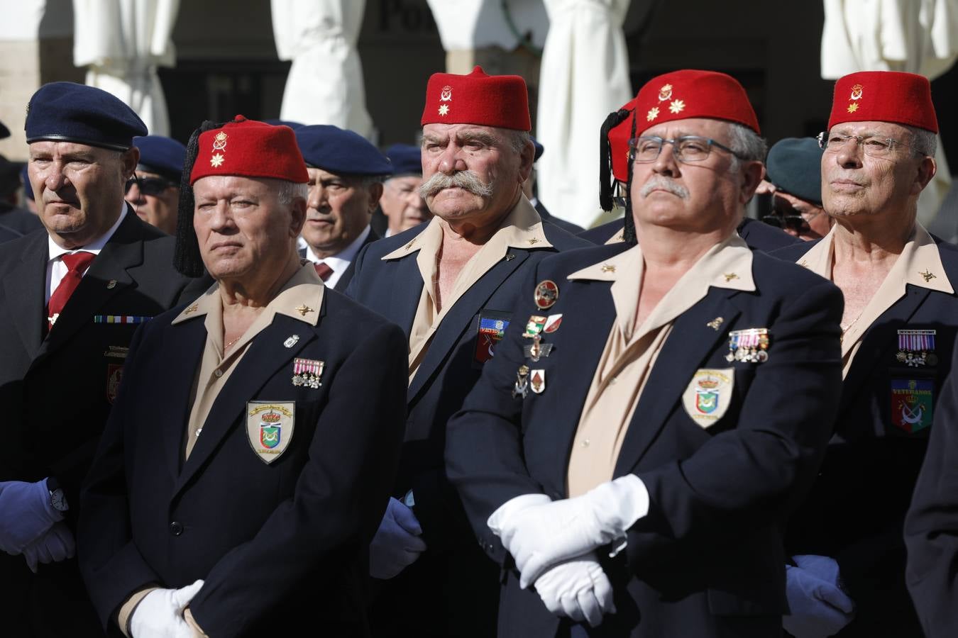 En la Plaza Mayor de Cáceres ha transcurrido el primer desfile fuera de cuarteles de la Hermandad de Veteranos de las Fuerzas Armadas y de la Guardia Civil, que ha congregado a 480 miembros ya jubilados de estos cuerpos de seguridad. El desfile, que ha contado con la presencia del Subsecretario de Defensa, Francisco Javier Varela,además de autoridades locales y regionales.