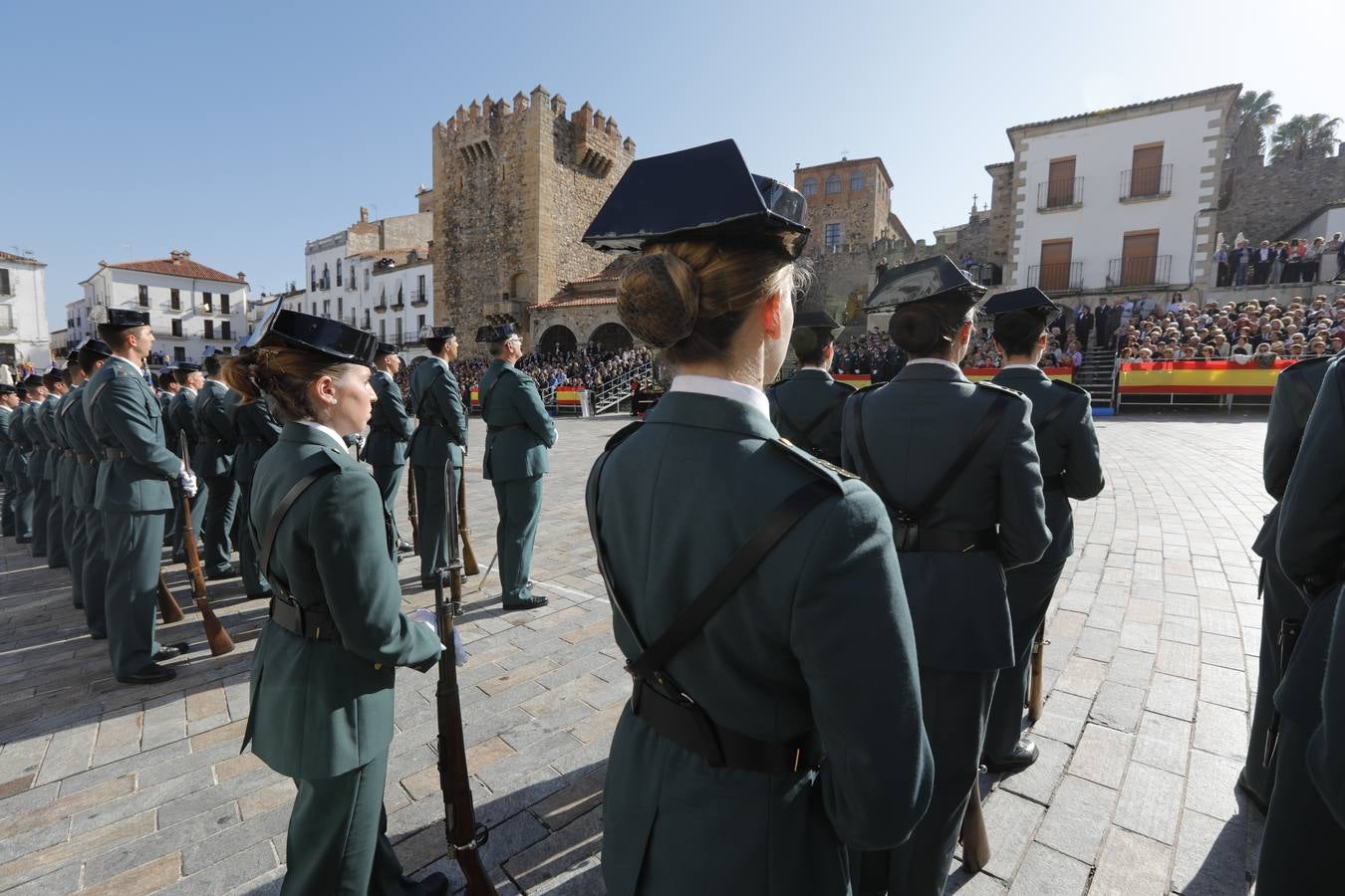 En la Plaza Mayor de Cáceres ha transcurrido el primer desfile fuera de cuarteles de la Hermandad de Veteranos de las Fuerzas Armadas y de la Guardia Civil, que ha congregado a 480 miembros ya jubilados de estos cuerpos de seguridad. El desfile, que ha contado con la presencia del Subsecretario de Defensa, Francisco Javier Varela,además de autoridades locales y regionales.